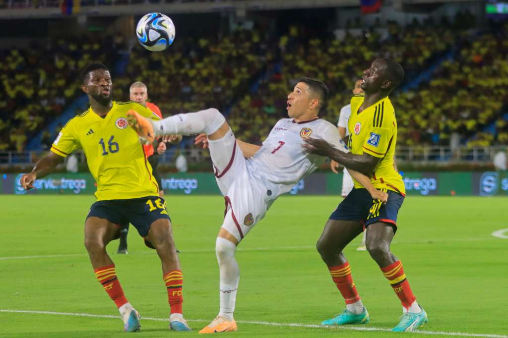AME7419. BARRANQUILLA (COLOMBIA), 07/09/2023.- Jefferson Lerma (i) y Deiver Machado (d) de Colombia disputa un balón con Jefferson Savarino (c) de Venezuela hoy, en un partido de las Eliminatorias Sudamericanas para la Copa Mundial de Fútbol 2026 entre Colombia y Venezuela en el estadio Metropolitano en Barranquilla (Colombia). EFE/ Ricardo Maldonado