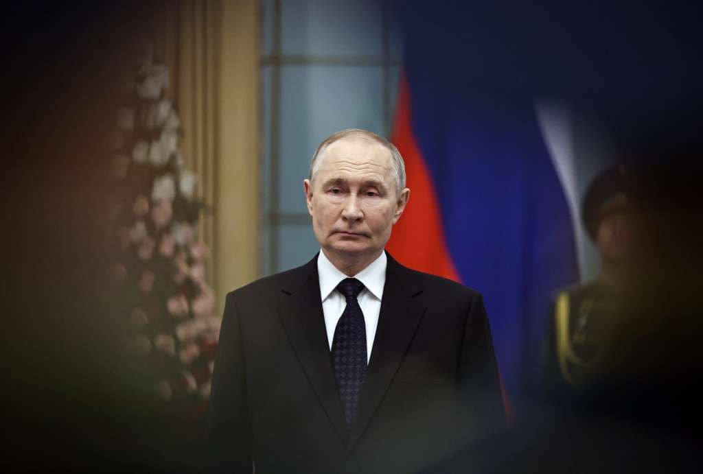 Astana (Kazakhstan), 26/11/2024.- Russian President Vladimir Putin attends a welcome ceremony at the Akorda presidential residence in Astana, Kazakhstan, 27 November 2024. The Russian president is on a state visit to Kazakhstan. (Kazajstán, Rusia) EFE/EPA/MIKHAIL TERESHCHENKO / SPUTNIK / KREMLIN POOL