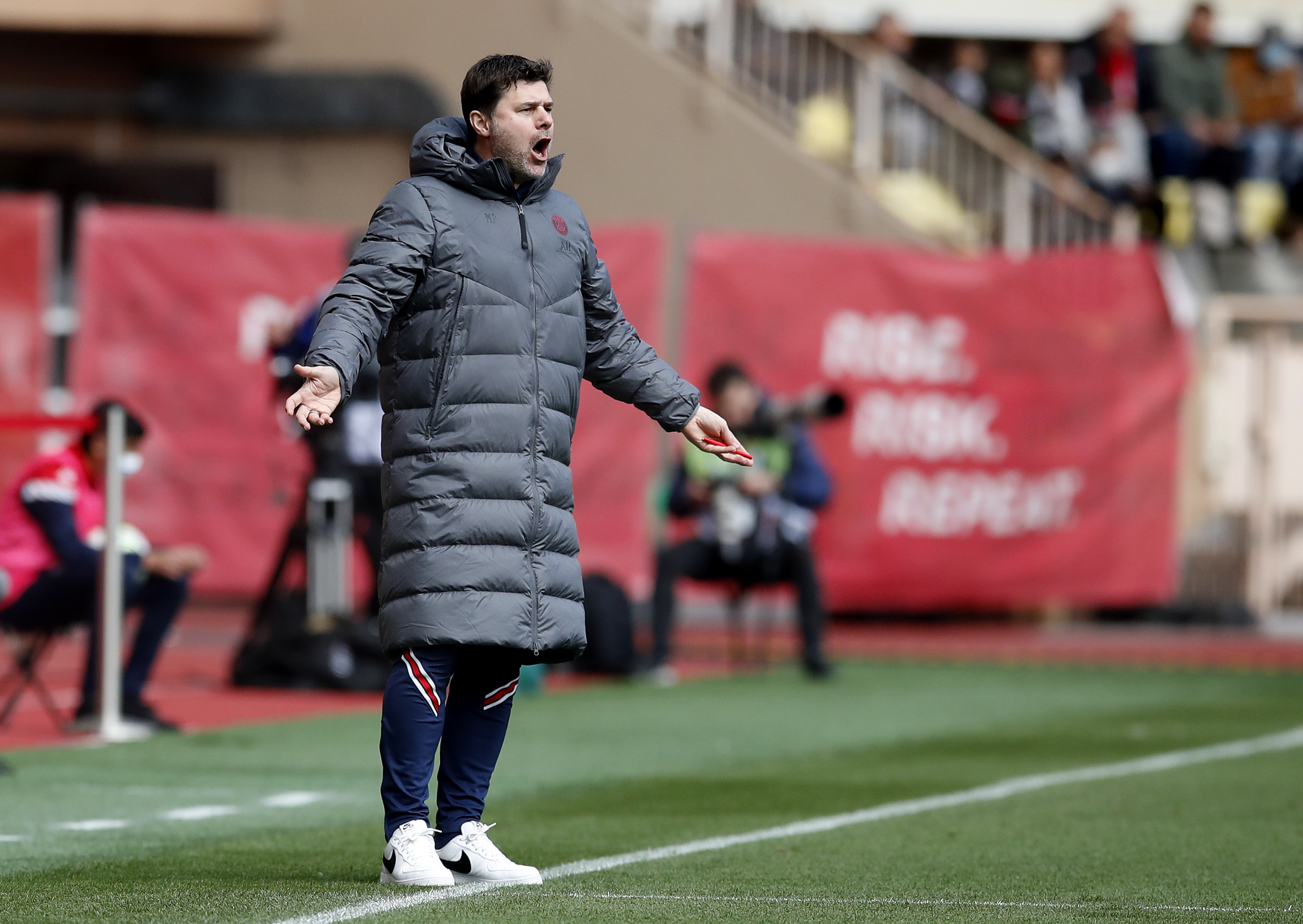 Monaco (Monaco), 20/03/2022.- Paris Saint Germain's head coach Mauricio Pochettino gestures during the French Ligue 1 soccer match, AS Monaco vs Paris Saint Germain, at Stade Louis II, in Monaco, 20 March 2022. (Francia) EFE/EPA/SEBASTIEN NOGIER