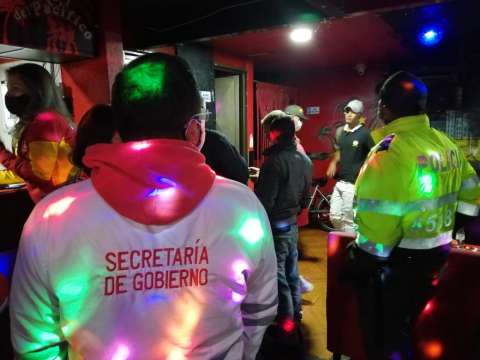 Incautan 235 botellas de licor adulterado y cierran 62 bares en Bogotá