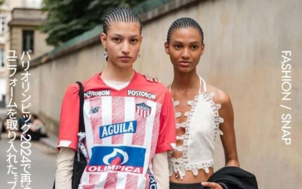 Modelo de Vogue Japón posando con una camiseta del Junior de Barranquilla