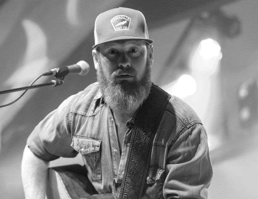 Cantante de country muere de forma inesperada luego de su matrimonio
