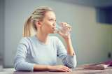 ¿Para qué sirve tomar agua caliente? Esto podría hacerle a tu cuerpo