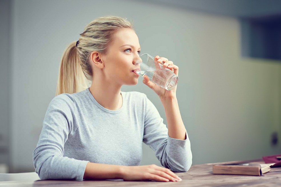 Aquí revelamos el mito detrás de la afirmación: "tomar agua baja de peso", según los expertos.