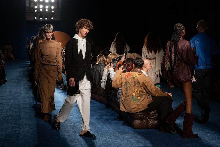 Inspirado en el recorrido del arriero antioqueño, el desfile construyó una narrativa en la que tradición y contemporaneidad dialogaron con naturalidad. Moda, música, arte y performance confluyeron en una experiencia inmersiva que reinterpretó el tránsito de la montaña a la ciudad como una metáfora de transformación, demostrando que las raíces culturales pueden evolucionar sin perder su esencia y convertirse en una propuesta de valor para las nuevas generaciones.