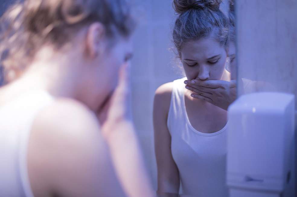 Aspiración del vómito: qué es y cuál es el riesgo de que te pueda suceder