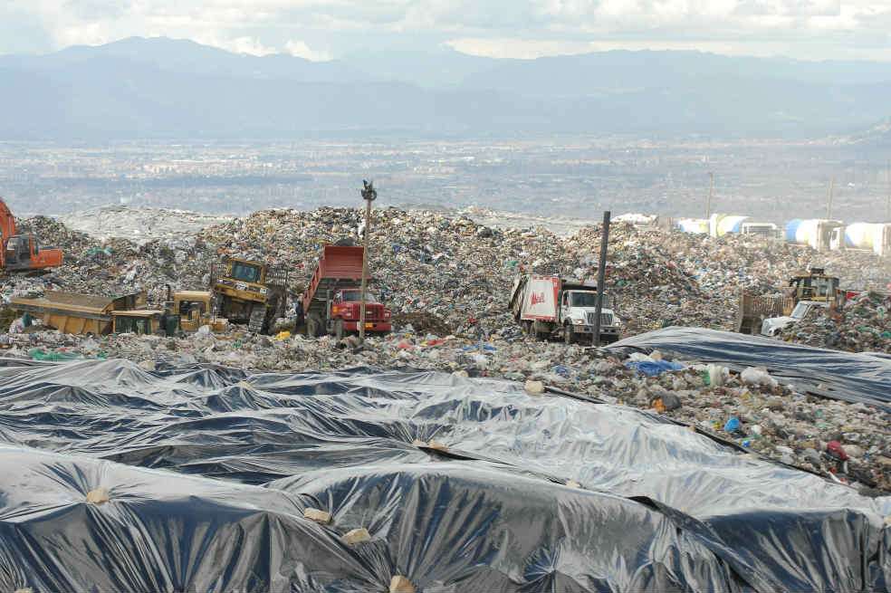 Al día, los cuatro operadores privados recogen 6.000 toneladas de basura. Al año se facturan $300.000 millones en barrido, limpieza y recolección. / Archivo