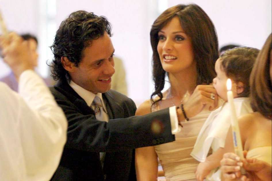 Marc Anthony y su ex mujer Dayanara Torres durante el bautizo de su hijo Ryan Anthony, 2004.