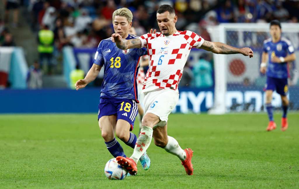 . AL WAKRAH (CATAR), 05/12/2022.- Takuma Asano (i) de Japón disputa un balón con Dejan Lovren de Croacia hoy, en un partido de los octavos de final del Mundial de Fútbol Qatar 2022 entre Japón y Croacia en el estadio Al Janoub en Al Wakrah (Catar). EFE/Rodrigo Jiménez