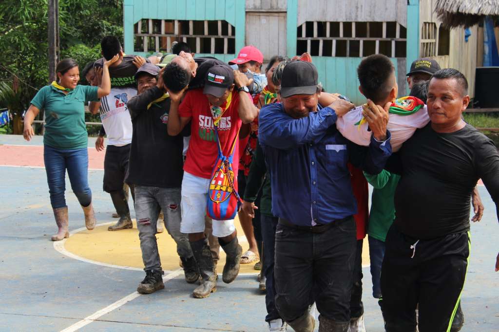 Miembros de la guardia indígena aprenden cómo debe realizarse la evacuación de compañeros heridos o enfermos.