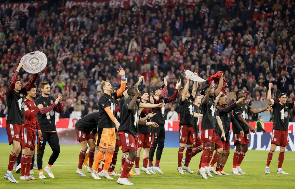 Munich (Germany), 23/04/2022.- Bayern players celebrate the tenth consecutive Bundesliga title after winning the German Bundesliga soccer match between FC Bayern Muenchen and Borussia Dortmund at Allianz Arena in Munich, Germany, 23 April 2022. (Alemania, Rusia) EFE/EPA/RONALD WITTEK CONDITIONS - ATTENTION: The DFL regulations prohibit any use of photographs as image sequences and/or quasi-video.