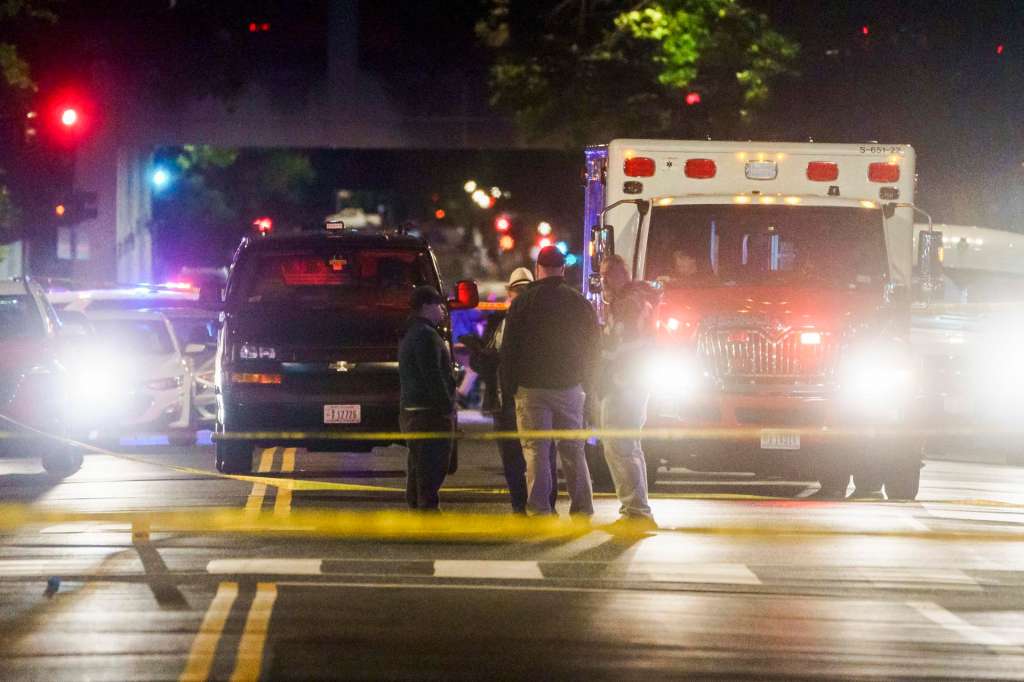 WASHINGTON (United States), 22/05/2025.- Police officers on the scene where two people were shot and killed near the Capital Jewish Museum in Washington, DC, USA, 22 May 2025. According to a social media post by the US Homeland Security Secretary Kristi L. Noem, the two people killed were staff members at the Israeli embassy. EFE/EPA/WILL OLIVER