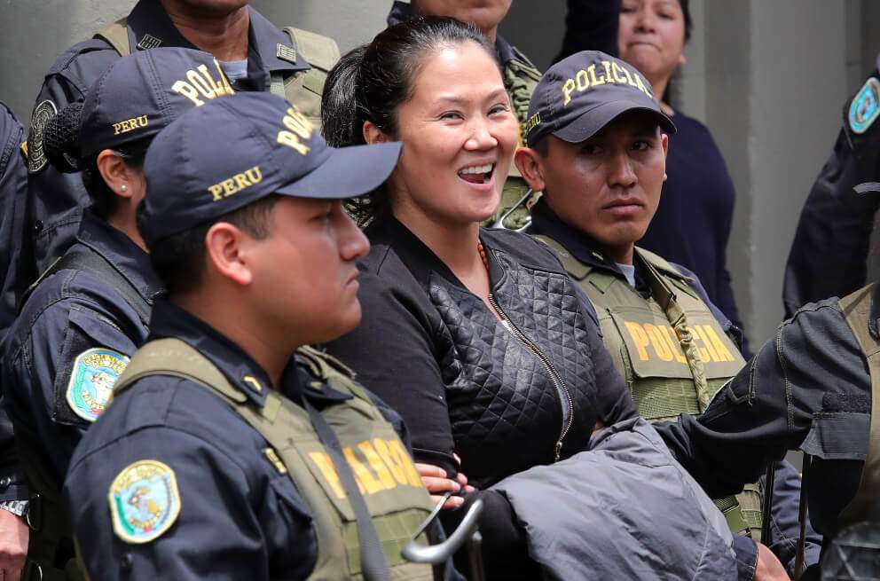 Fotografía de archivo del 1 de noviembre de 2018 que muestra a Keiko Fujimori (c), principal líder de la oposición en Perú, mientras es trasladada a un penal para cumplir prisión preventiva. / EFE