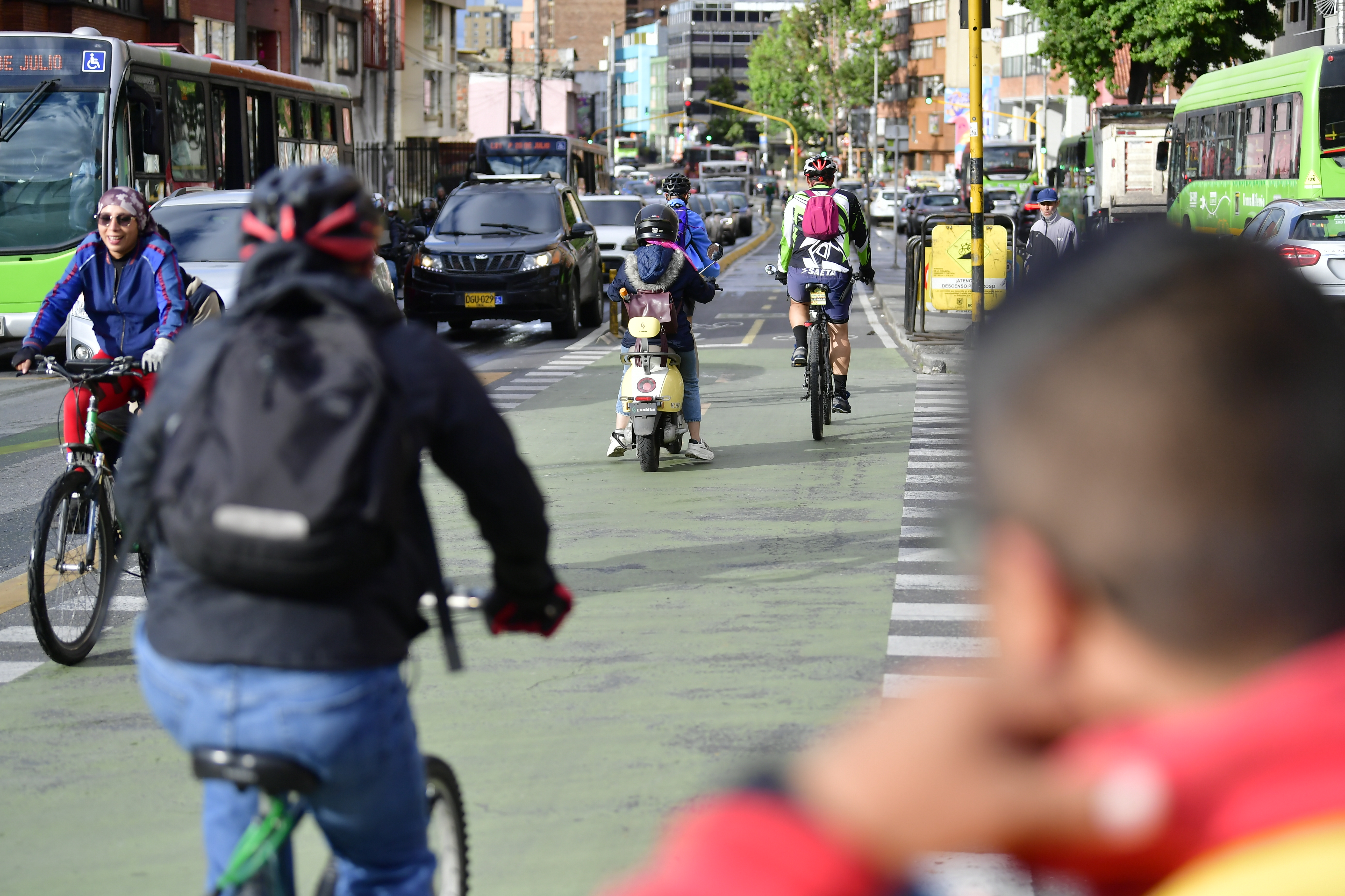 Patinetas y motos eléctricas en la ciclorruta de la carrera séptima