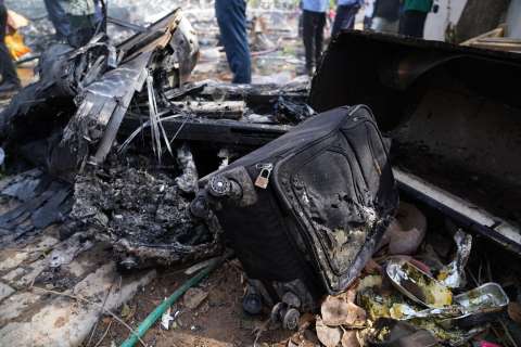 Encuentran sobreviviente en accidente de avión en la India de más de cien muertos