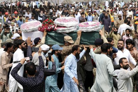 Pakistán logra crédito del FMI y acusa a India de llevarlos al borde del conflicto