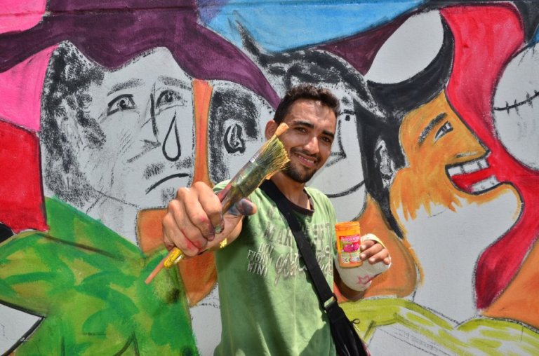 “Ya no empuño un fusil sino un pincel y dibujo sonrisas y vida”: Miguel Ángel