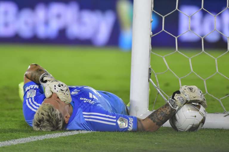 Washington Aguerre acusa un golpe durante el duelo de ida de la final de la Liga BetPlay, entre Santa Fe e Independiente Medellín.