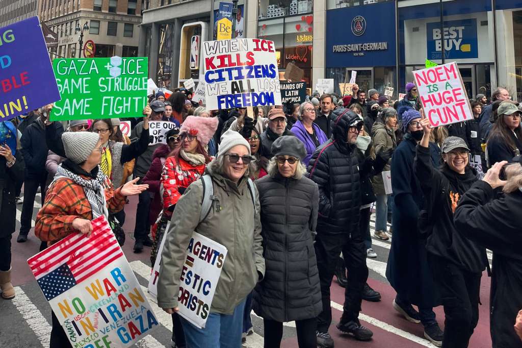 AME4297. NUEVA YORK (ESTADOS UNIDOS), 11/01/2026.- Personas participan en una manifestación en rechazo a los operativos del Servicio de Inmigración y Control de Aduanas (ICE) denominada "ICE Out For Good" este domingo, en Nueva York (Estados Unidos). EFE/ Nora Quintanilla