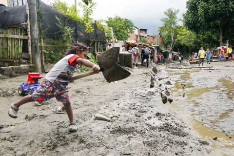 Río Combeima arrasó con 40 viviendas y dejó 180 damnificados.