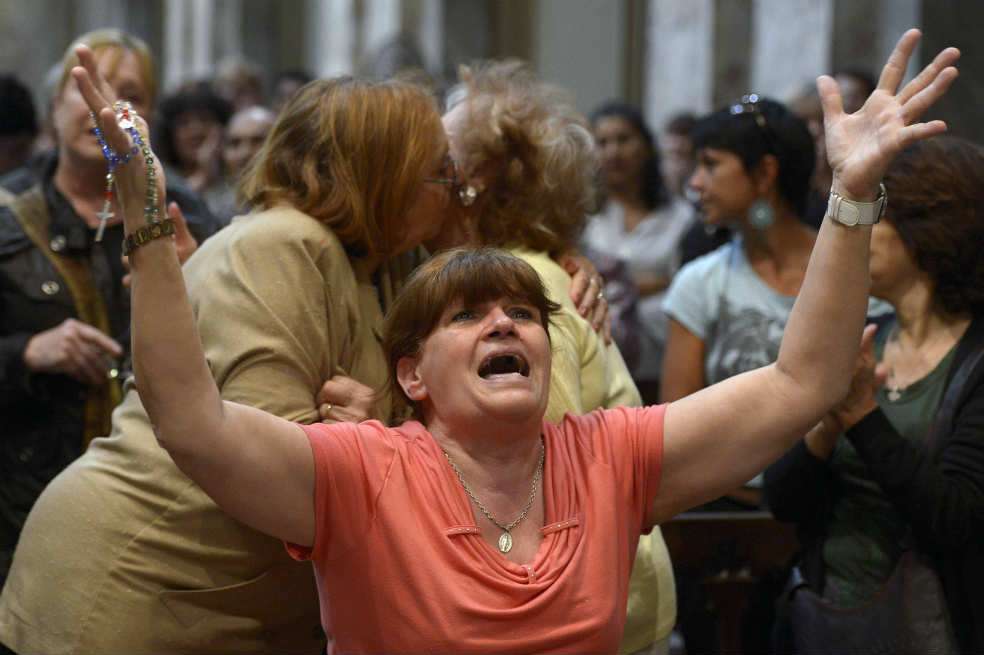 Varios argentinos celebraron la elección de Jorge Mario Bergoglio como papa en la catedral de Buenos Aires. / AFP