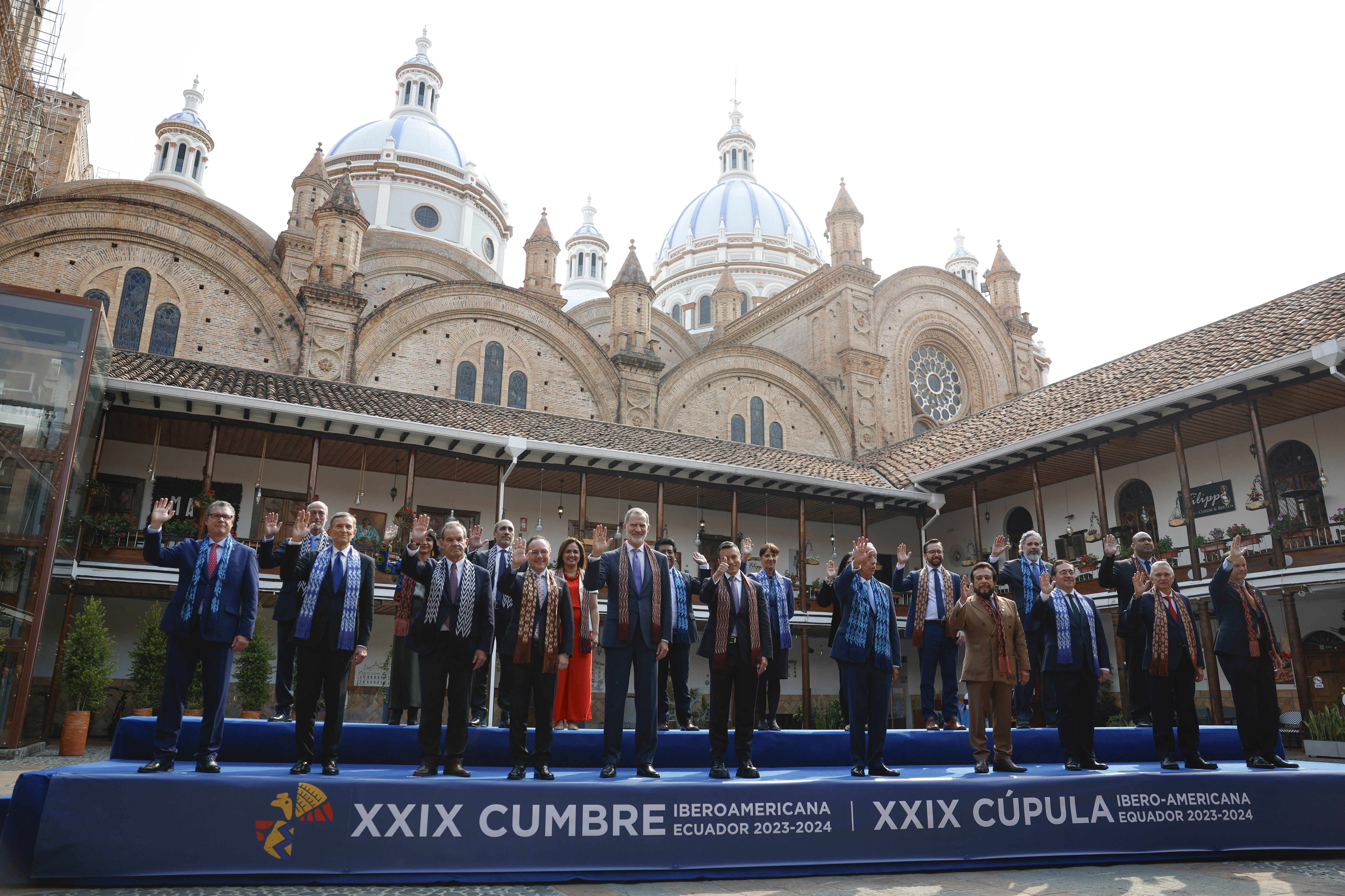 EVE5944. CUENCA (ECUADOR), 15/11/2024.- Los participantes en la XXIX Cumbre Iberoamericana de Jefes de Estado y de Gobierno posan para la foto de familia este viernes, en el museo Pumapungo en Cuenca (Ecuador). La XXIX Cumbre Iberoamericana, celebrada en la ciudad ecuatoriana de Cuenca, se cerró este viernes sin una declaración oficial debido a la falta de consenso entre los diecinueve países participantes, de los veintidós que conforman el grupo de habla española y portuguesa, en la que además no ha habido representación de México, Venezuela y Nicaragua. EFE/ Mariscal