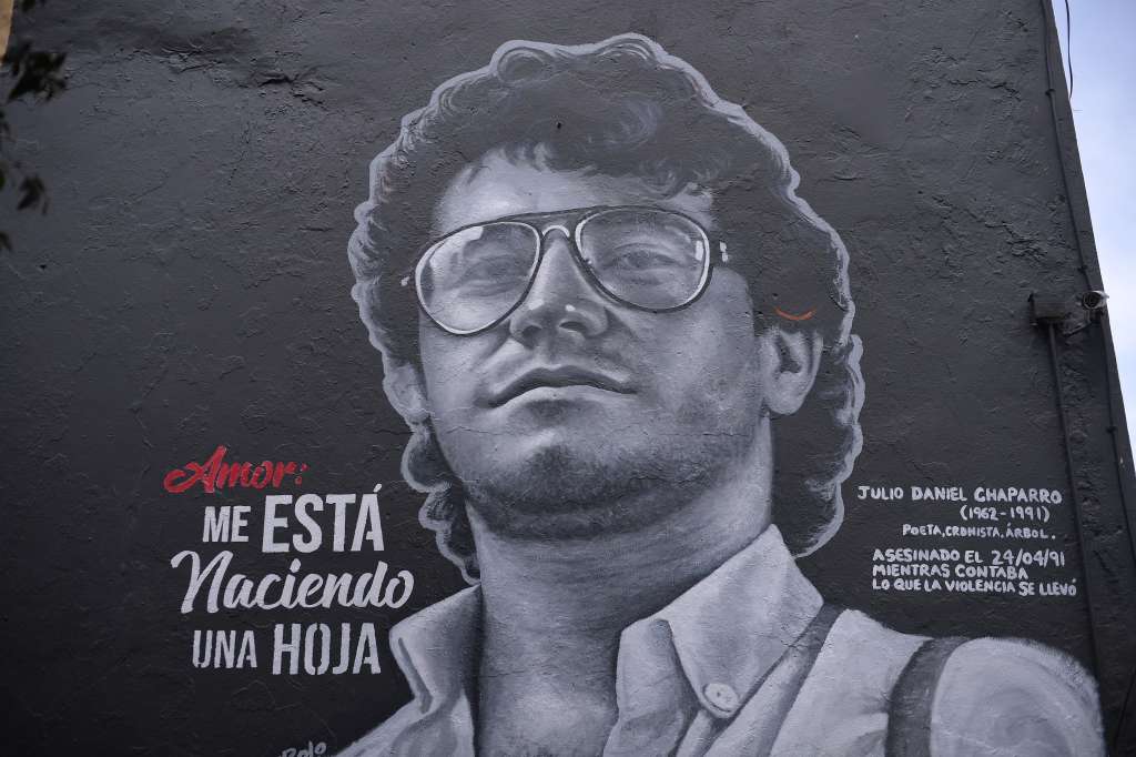 Mural realizado por el artista Cacerolo en la plaza de Usaquén, en el marco del Décimo Festival de Literatura de Bogotá; en homenaje al cronista y poeta, Julio Daniel Chaparro,  asesinado junto con el fotoperiodista Jorge Torres en Segovia, Antioquia, el 24 de abril de 1991.