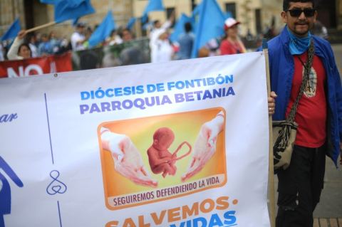 Imágenes de la movilización a favor y en contra del aborto, en Bogotá