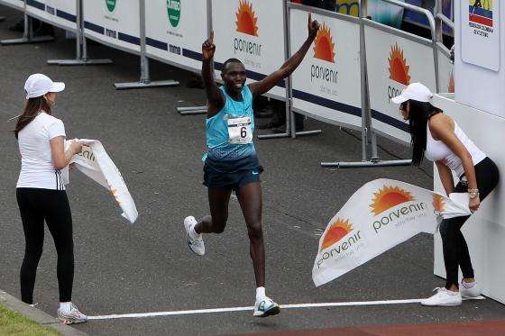 Los kenianos Kipsang y Jeptoo ganan la Media Maratón de Bogotá