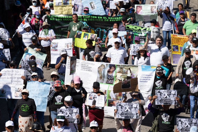 “Mujeres han perdido a sus hijos en prisión”, expertas sobre el régimen Bukele