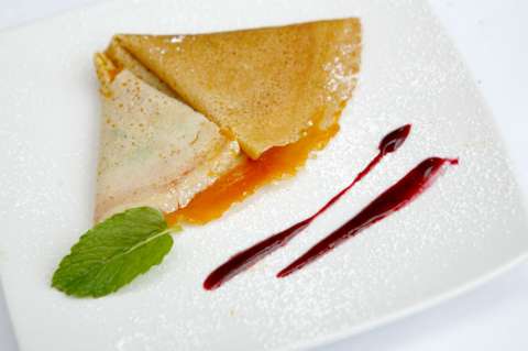 Crepe rellena de jalea de papaya con salsa agraz