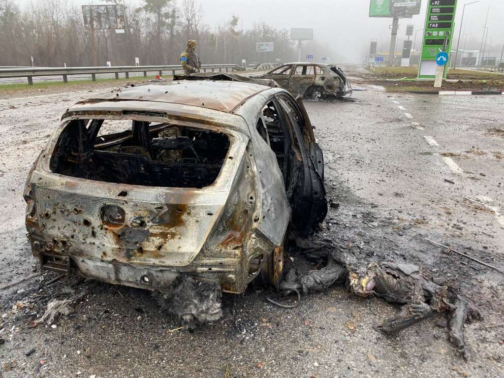 Carros destruidos en una autopista a las afueras de Kiev. Cerca de 1.000 cadáveres de civiles han sido recogidos cerca de los alrededores de Kiev, de acuerdo con las autoridades ucranianas.