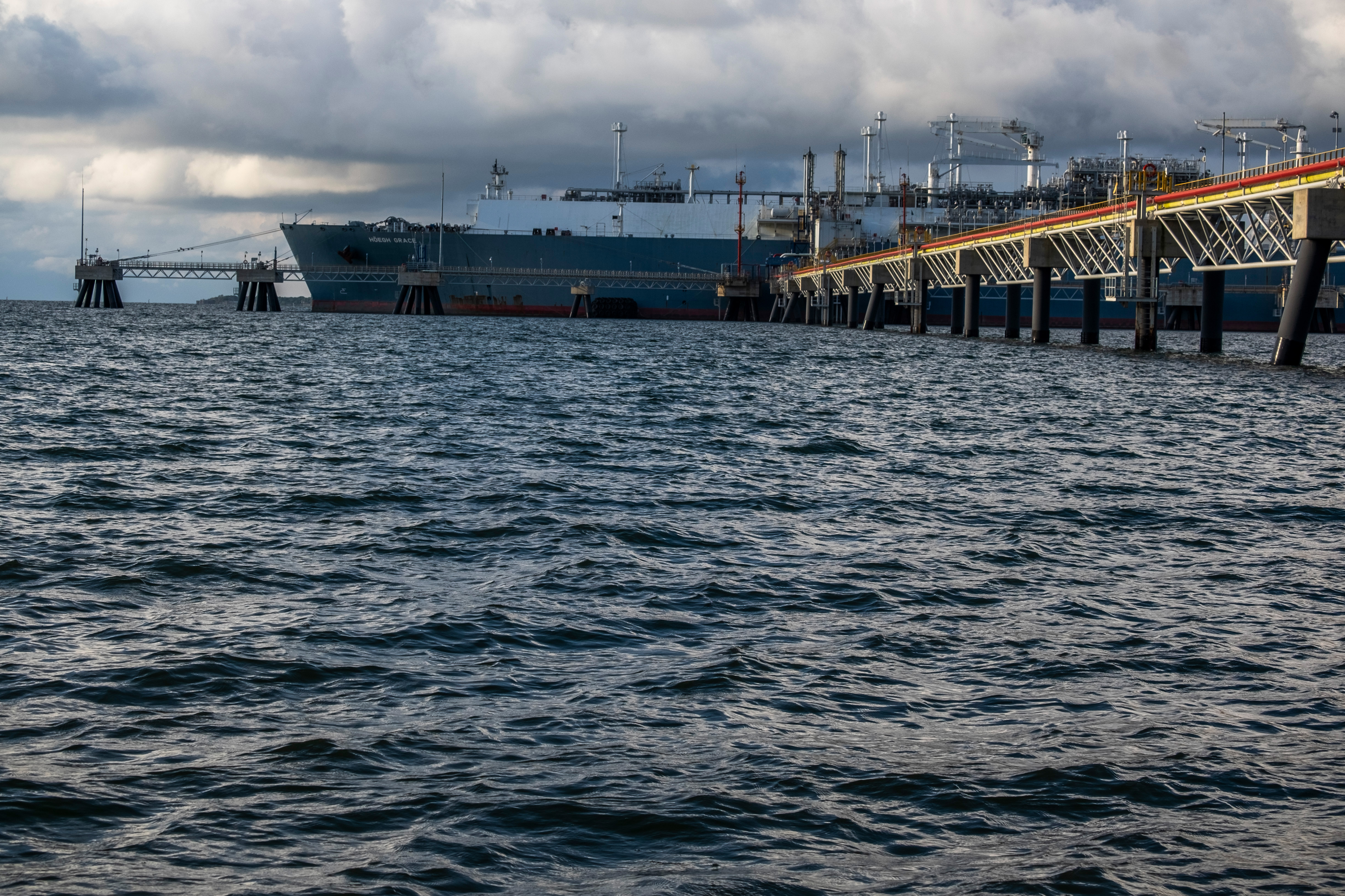 El puerto de Gas Natural Licuado (GNL) SPEC de Promigas SA en Cartagena, departamento de Bolívar, Colombia, el jueves 21 de noviembre de 2024. Promigas construyó la terminal de GNL en 2016 con capacidad para manejar 450 millones de pies cúbicos por día y planea agregar otros 25 millones de pies cúbicos por día de capacidad en 2025.