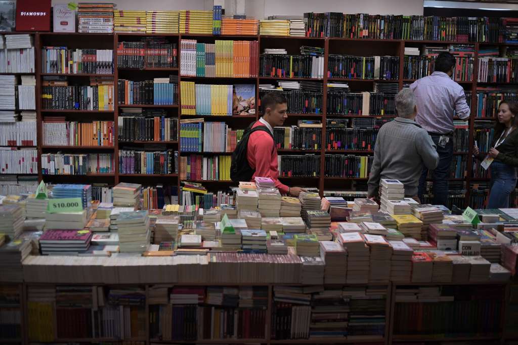 Feria del libro 2019, montajes, stand, compradores.