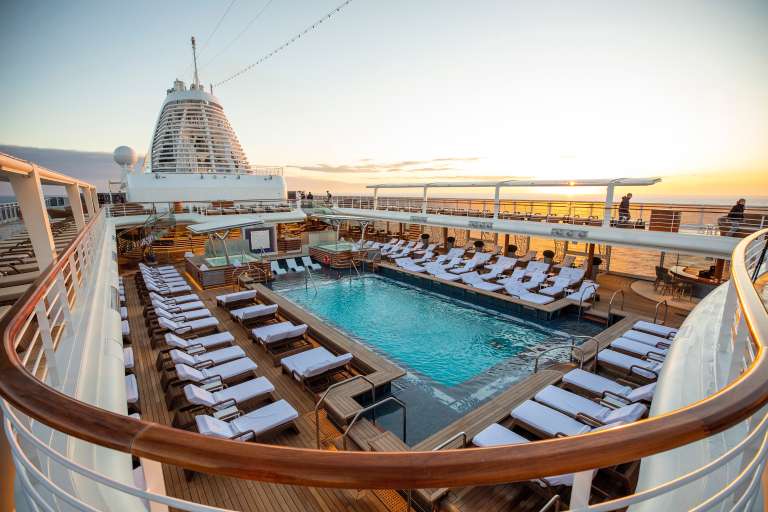¿Qué tal una piscina en el mar? Rodeada por una terraza con cubierta de teca y sofisticadas sillas reclinables, la piscina espaciosa de la naviera Splendor de Regent Seven Seas es la piscina más elegante del mar.