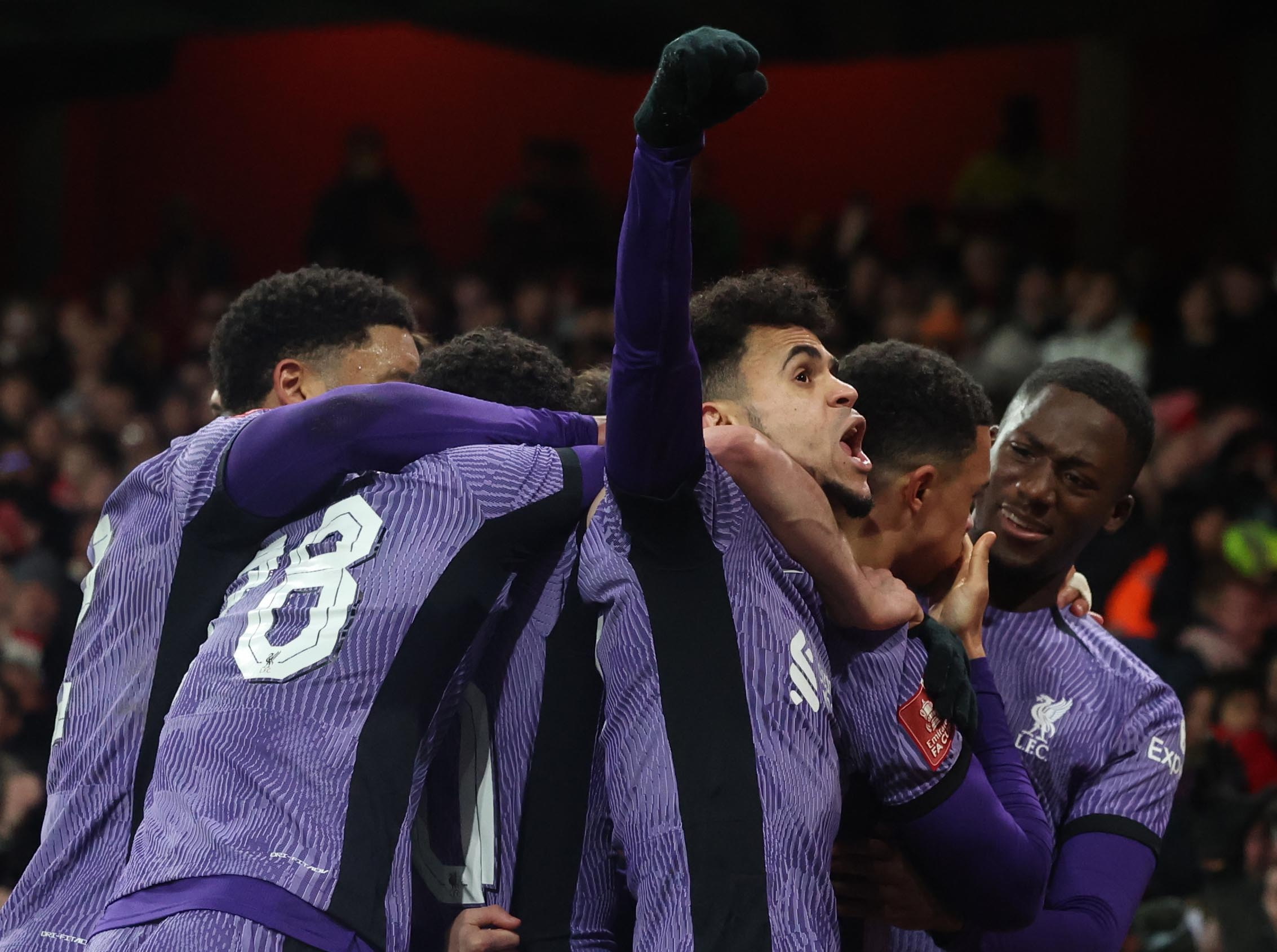 London (United Kingdom), 07/01/2024.- Liverpools players celebrate after Arsenal'Äôs Jakub Kiwior scores an own goal during the FA Cup Third Round soccer match between Arsenal FC and Liverpool FC in London, Britain, 07 January 2024. (Reino Unido, Londres) EFE/EPA/NEIL HALL