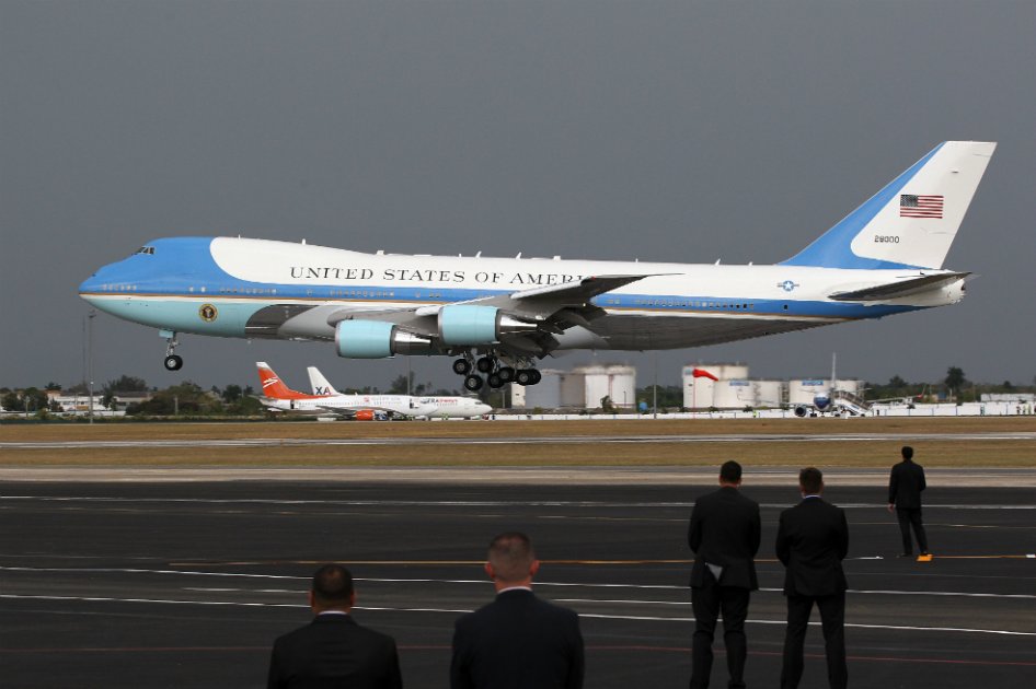 Obama llegó al aeropuerto José Martí de La Habana. / EFE