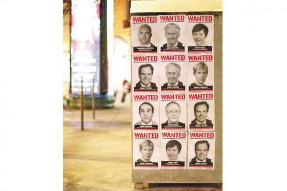Los personajes de los carteles son famosos “lobbistas” de empresas de carbón o de petróleo. / Avaaz