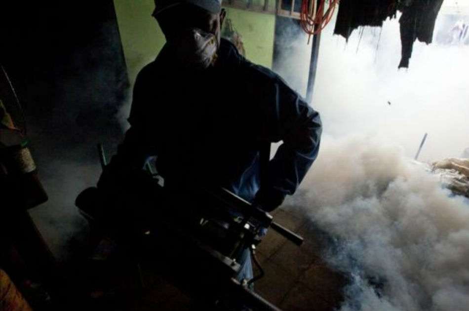 Brigadas del Ministerio de Salud (MINSA) realizan labores de fumigación en un barrio de Managua (Nicaragua)