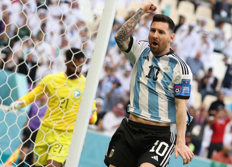 Lusail (Qatar), 22/11/2022.- Lionel Messi of Argentina celebrates after scoring the 1-0 penalty goal in the FIFA World Cup 2022 group C soccer match between Argentina and Saudi Arabia at Lusail Stadium in Lusail, Qatar, 22 November 2022. (Mundial de Fútbol, Arabia Saudita, Estados Unidos, Catar) EFE/EPA/Mohamed Messara