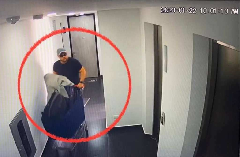 Este es el momento en el que John Poulos sale con un carro del mercado en el que carga la maleta en la que va sin vida Valentina Trespalacios.