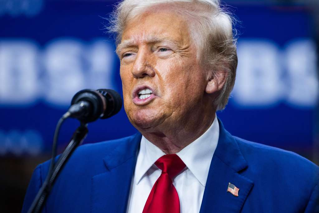 York (United States), 19/08/2024.- Former US President and Republican presidential nominee Donald Trump delivers remarks to the press on his economic agenda at a machining manufacturer in York, Pennsylvania, USA, 19 August 2024. Trump used the opportunity to go after his rival Vice President Kamala Harris' economic plan. EFE/EPA/JIM LO SCALZO