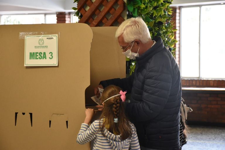 El senador Jorge Enrique Robledo, que participa de la consulta de la Coalición Centro Esperanza, salió a votar junto a sus nietas en el norte de Bogotá.