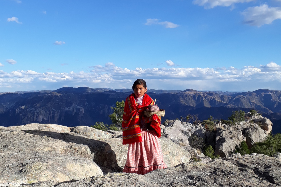 Familia tarahumara lavando ropa cerca de Creel, México.