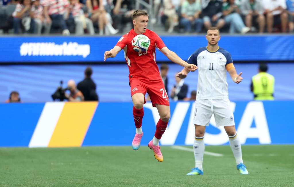 LOS ANGELES (United States), 18/06/2026.- Michel Aebischer of Switzerland (L) and Edin Dzeko of Bosnia and Herzegovina in action during the FIFA World Cup 2026 group stage match Switzerland against Bosnia and Herzegovina, in Los Angeles, USA, 18 June 2026. (Bosnia-Herzegovina, Suiza) EFE/EPA/CRISTOPHER TORRES