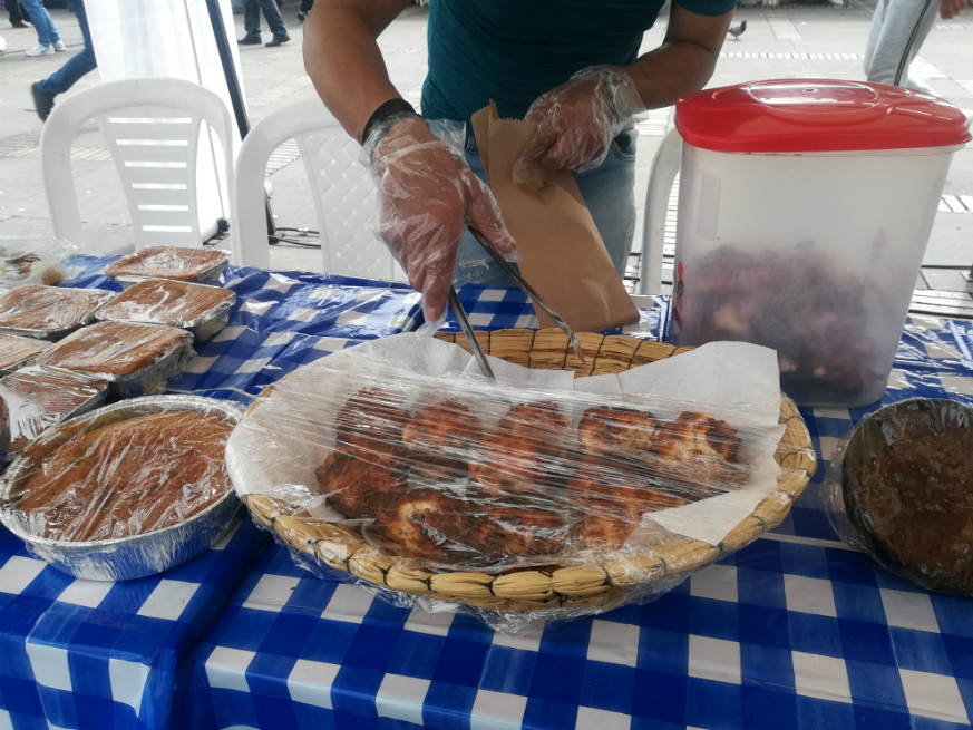 Cocadas horneadas de Don César.Daniela Vargas | El EspectadorUno de los participantes fue César Augusto Medranda, representante de la costa pacífica colombiana y habitante de la capital hace 15 años. Tuvo que salir de su territorio por amenazas de grupos armados. “En ese momento tenía un equipo de pesca y mi lancha, como no quise prestársela a ellos para delinquir, me desplazaron. Iban a matarme, pero un vecino me la cantó primero y me fui con mi familia”, contó Medranda a El Espectador.