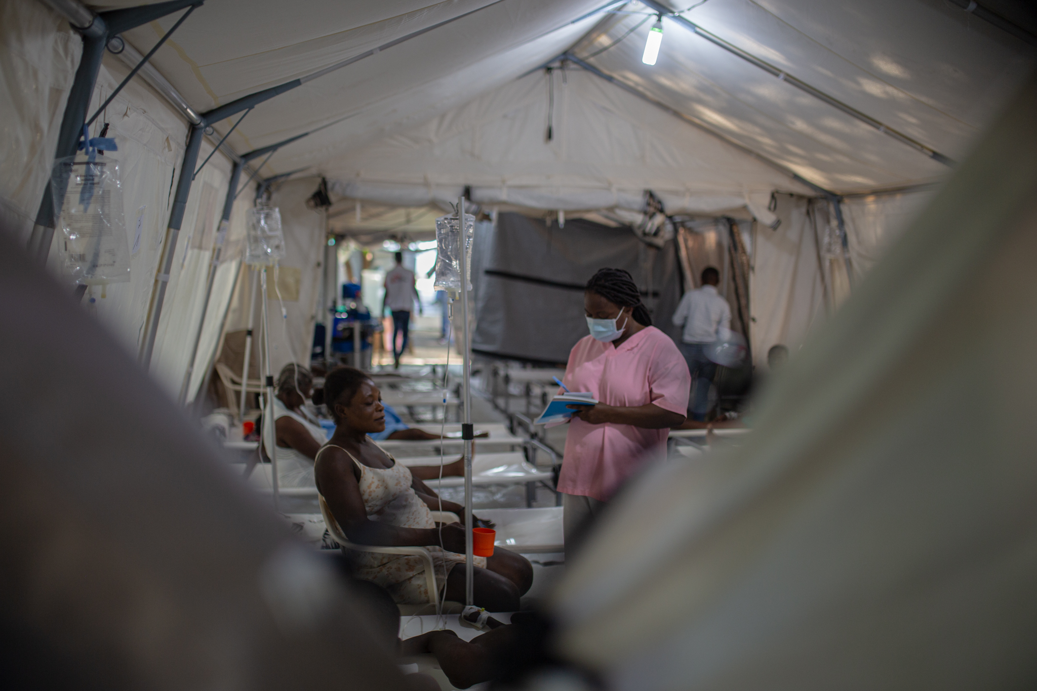Una enfermera consulta a la madre de un niño que padece cólera en el centro de tratamiento del cólera (CTC) instalado en el Centro de Emergencia de Médicos Sin Frontera (MSF) en Turgeau en Puerto Príncipe, Haití. MSF contrató alrededor de 150 personas desde el resurgimiento del cólera a principios de octubre para responder al creciente número de llegadas de pacientes enfermos. /MSF/Alexandre Marcou