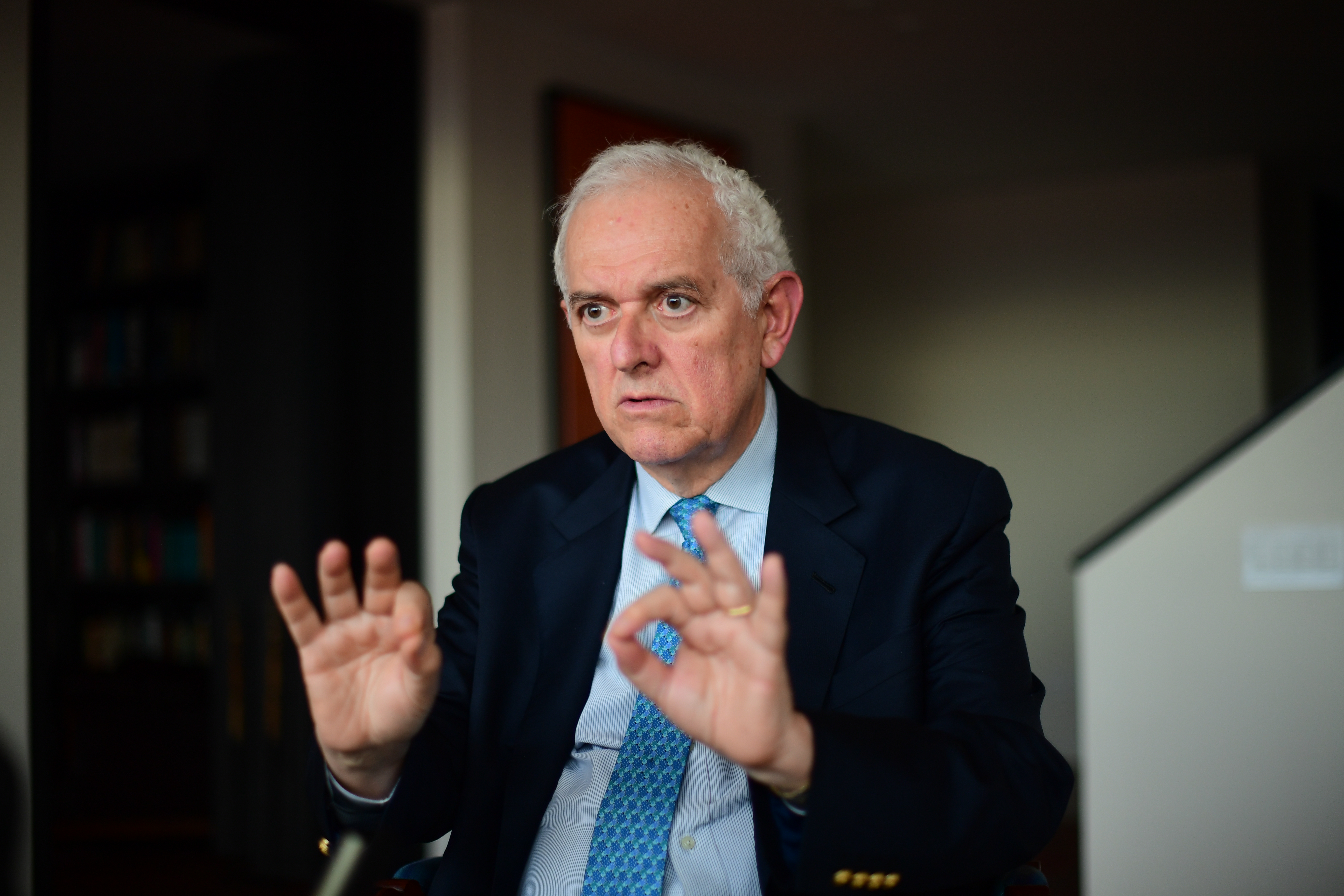 Ministro de hacienda durante entrevista