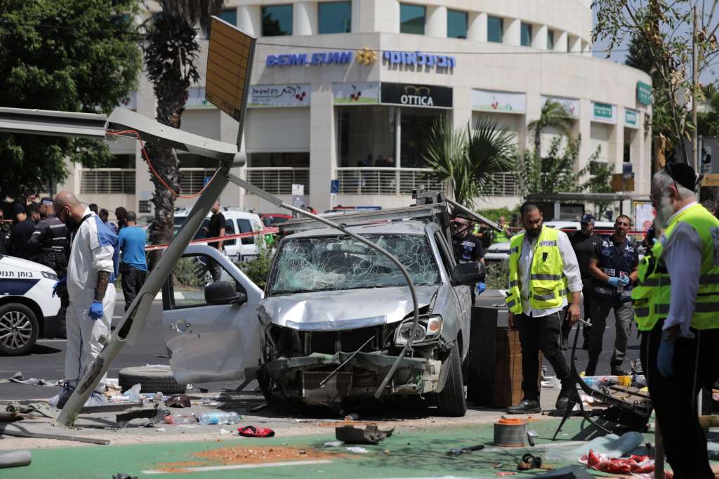 Tel Aviv (Israel), 04/07/2023.- Israeli security forces and emergency workers operate at the site of a car ramming attack in Tel Aviv, Israel, 04 July 2023. According to the Israeli Police on 04 July, about 7 people were injured after a "suspect that was driving a vehicle on Pinchas Rosen street, rammed into pedestrians standing in the shopping center and proceeded to get out of the vehicle to stab civilians with a sharp object". The man involved in the reported event was "neutralized". (Atentado) EFE/EPA/ABIR SULTAN