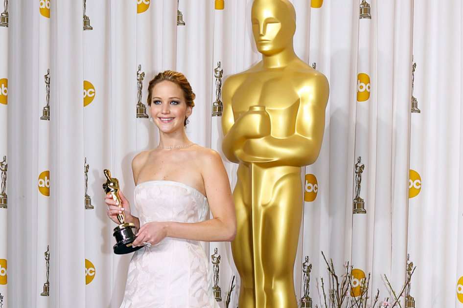 Jennifer Lawrence sostiene su premios Óscar.